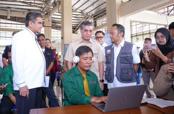 Menaker Yassierli, Tinjau Posko Peduli K3 Mudik, Pastikan Awak Angkutan Sehat, Mudik Aman