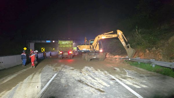 Longsor di Tol Bocimi KM 72, Kementerian PU, Gerak Cepat Tangani Material Longsor
