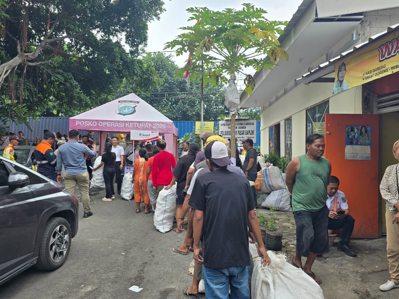 Kurangi Sampah Rumah Tangga Warga Pasar Gaplok, KAI Services, Penukaran Sampah Organik dengan Sembako