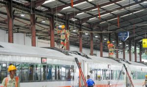 1 Petugas Pengisian Air, Pahlawan yang menjaga Ketersedian Air di Kereta, stasiun