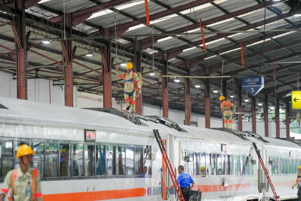 Petugas Pengisian Air, Pahlawan yang menjaga Ketersedian Air di Kereta, stasiun