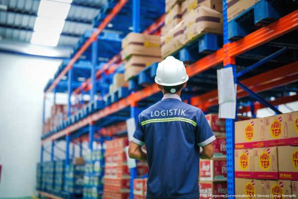Menjaga Kelancaran Layanan, Petugas Logistik KAI Services, KAI indonesia