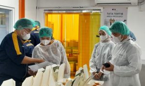1 Dari Balik Dapur, Pegawai Bagian Produksi, Bekerja Menyiapkan Sajian di Kereta, KAI Service