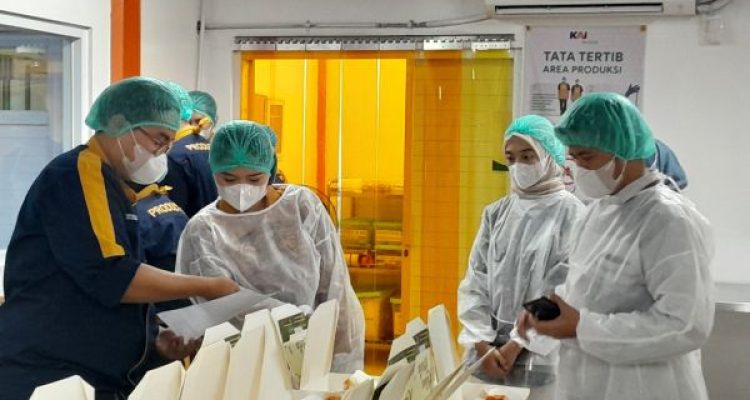Dari Balik Dapur, Pegawai Bagian Produksi, Bekerja Menyiapkan Sajian di Kereta, KAI Service