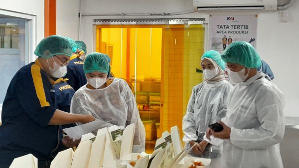 Dari Balik Dapur, Pegawai Bagian Produksi, Bekerja Menyiapkan Sajian di Kereta, KAI Service