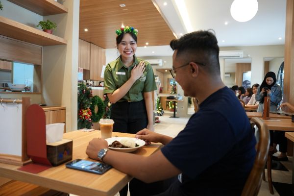 1 Praja Praji, KAI Services, Melayani dengan Hati, Menciptakan Pengalaman Berkesan di Loko Café